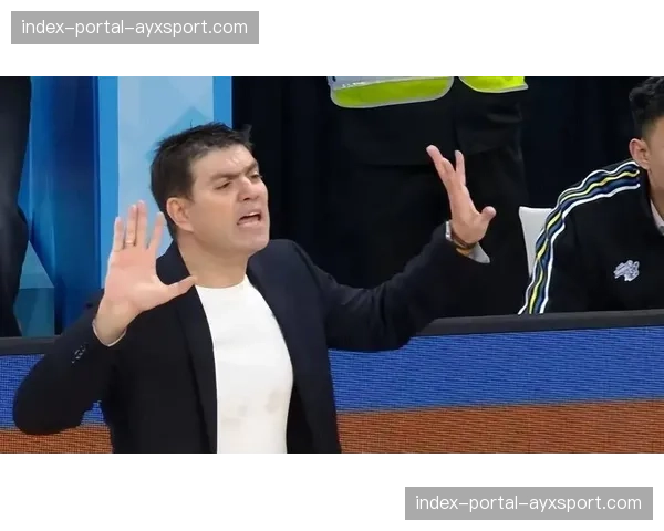 争议判罚主导比赛，科隆主帅因抗议裁判判罚被红牌罚上看台