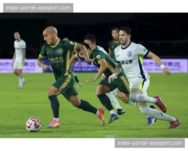 浙江队黄龙体育中心迎战北京国安，两队急需胜利